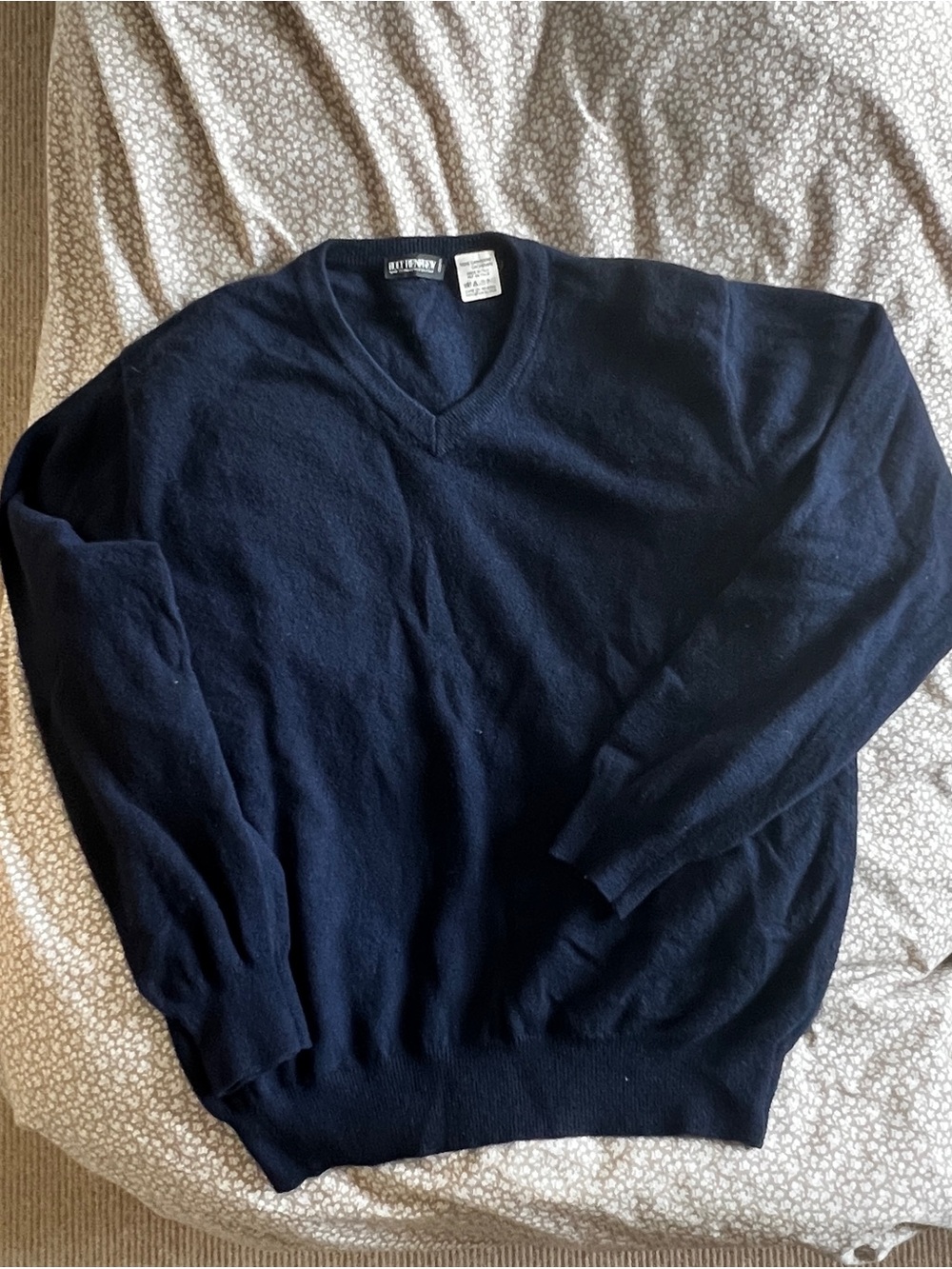 Holt Renfrew Men's Classic V-Neck Sweater in Navy